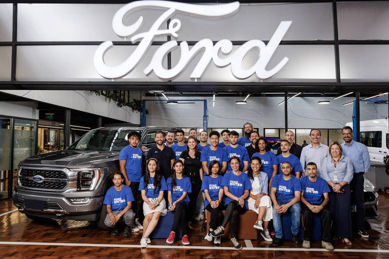 Alunos da primeira turma do programa Ford Enter, executivos da montadora e professores se reúnem em foto na sede do Senai-SP