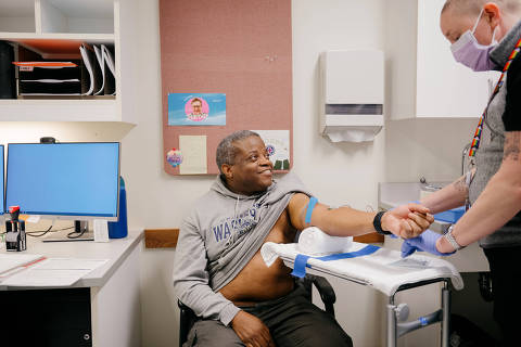 Kenneth Davis, a patient in an HIV treatment trial, undergoes a routine exam with the assistance of Phoebe Bryson-Cahn, a research clinician, at Harborview Medical Center in Seattle on March 11, 2024. New regimens in development, including once-weekly pills and semiannual shots, could help control the virus in hard-to-reach populations. (Grant Hindsley/The New York Times) ORG XMIT: XNYT0018 DIREITOS RESERVADOS. NÃO PUBLICAR SEM AUTORIZAÇÃO DO DETENTOR DOS DIREITOS AUTORAIS E DE IMAGEM