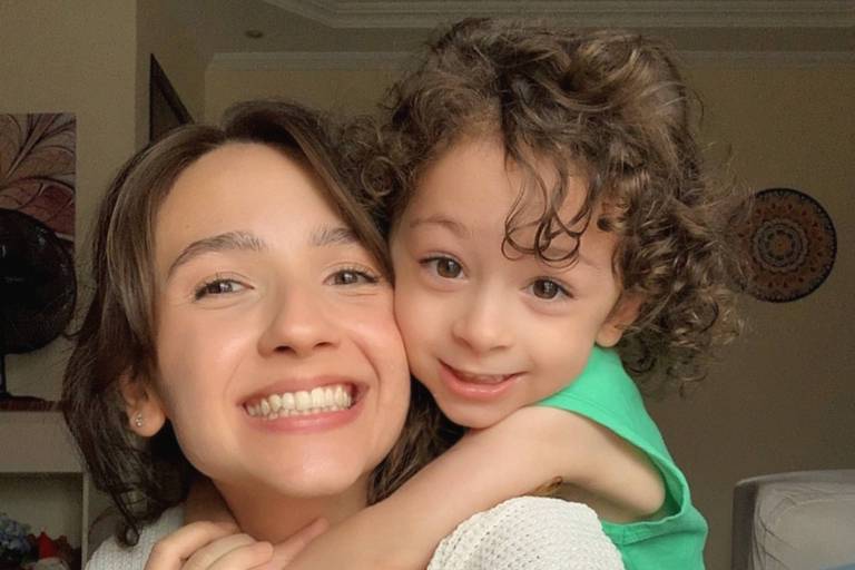 Taina Amorim e seu filho de três anos, José; ela diz ter optado pelo 'sabático' de homens para se dedicar mais a ele