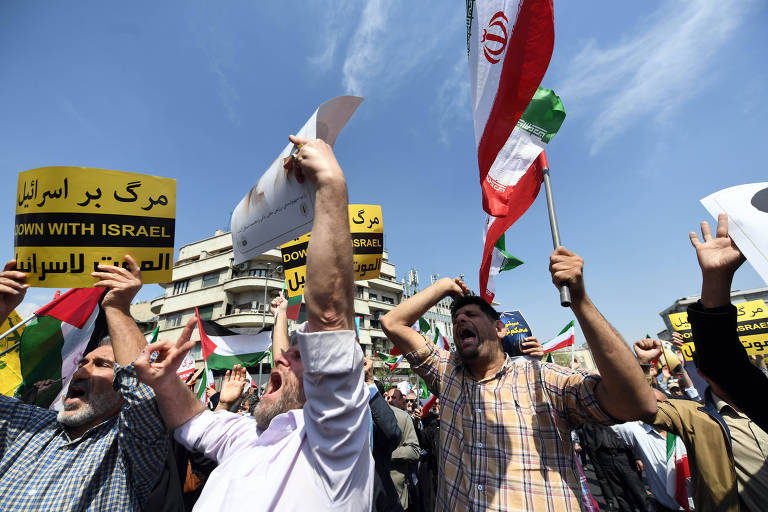 Homens protestam na cidade de Teerã contra Israel após ataque atribuído a Tel Aviv