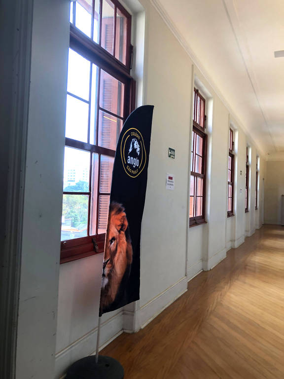 Quadros e banners com o leão símbolo do Anglo nos corredores do Liceu Pasteur, de São Paulo
