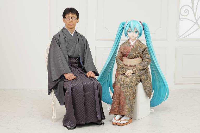 Akihiko e uma boneca em tamanho real de Miku

