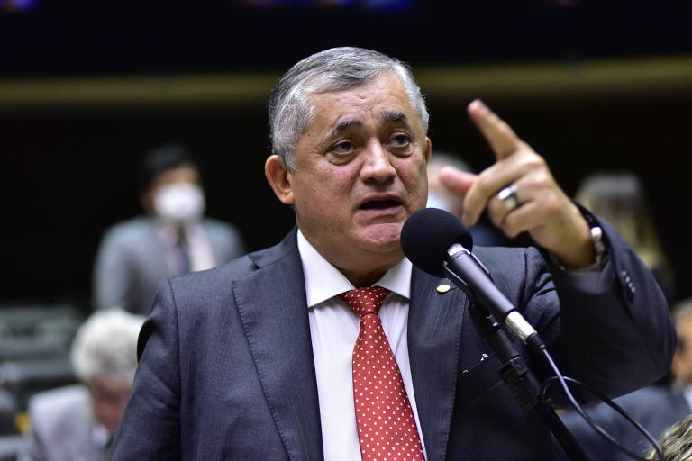 Líder do governo na Câmara minimiza demissão de Prates e fala em 'herança maldita' na Petrobras