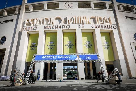 SÃO PAULO, SP, BRASIL - 19.04.2024 - Funcionarios preparação para o Show de Roberto Carlos no Pacaembu. (Foto: Rubens Cavallari/Folhapress, Mercado)