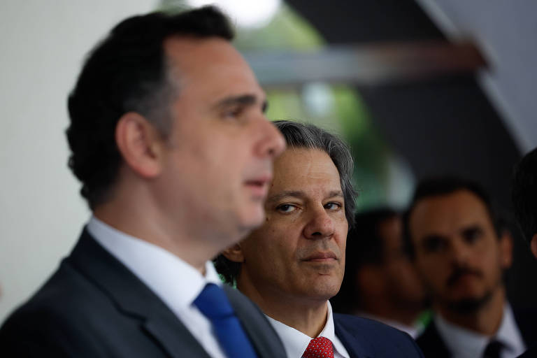 O presidente do Senado, Rodrigo Pacheco (esq.), e o ministro da Fazenda, Fernando Haddad