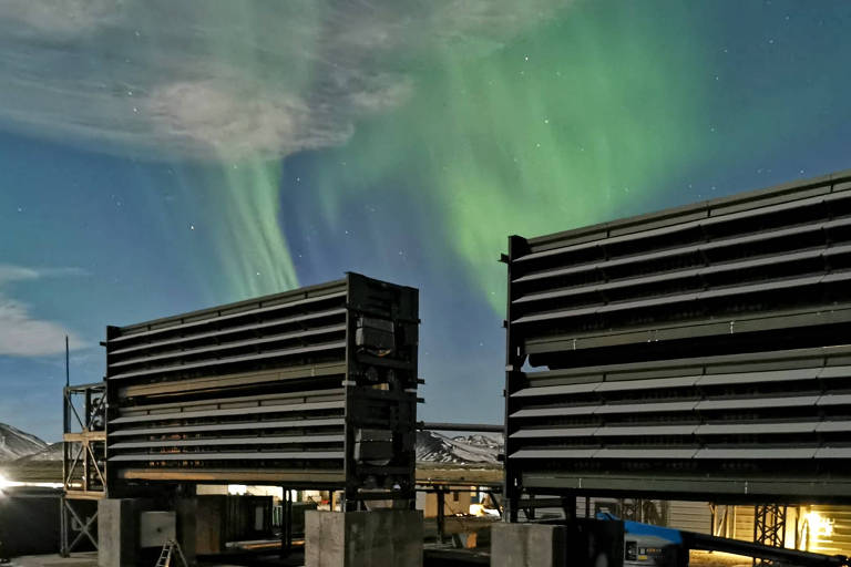 Coletores de CO2 da Orca na Islândia, sob as luzes da aurora polar