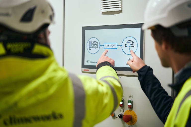 Engenheiros da Climeworks na planta Orca; na foto, é possível ver que o CO2 capturado vai ao Iglu operacional da Carbfix, responsável pelo armazenamento de carbono no solo