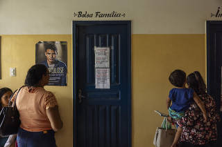 Famílias aguardam a pesagem de crianças beneficiárias do Bolsa Família 