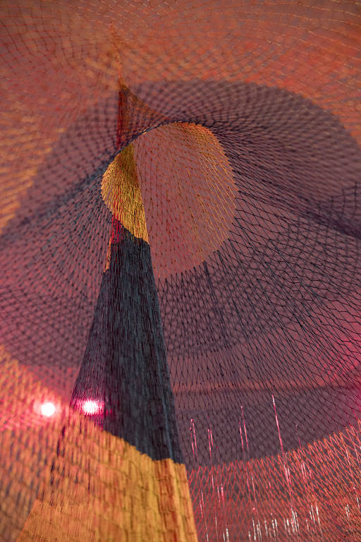 Imagem de 'Okará Assojaba' (2024), instalação de Ziel Karapotó composta por tarrafas, mantos com penas e carta