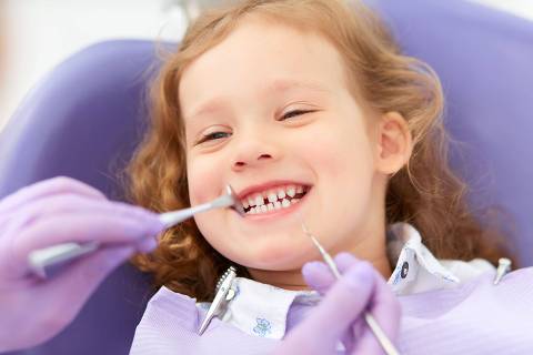 Smiling girl at dentist
( Foto: IEGOR LIASHENKO / adobe stock ) DIREITOS RESERVADOS. NÃO PUBLICAR SEM AUTORIZAÇÃO DO DETENTOR DOS DIREITOS AUTORAIS E DE IMAGEM