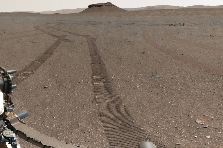 Imagem obtida pelo rover Perseverance mostra um dos tubos de amostra deixados pelo veículo na superfície de Marte