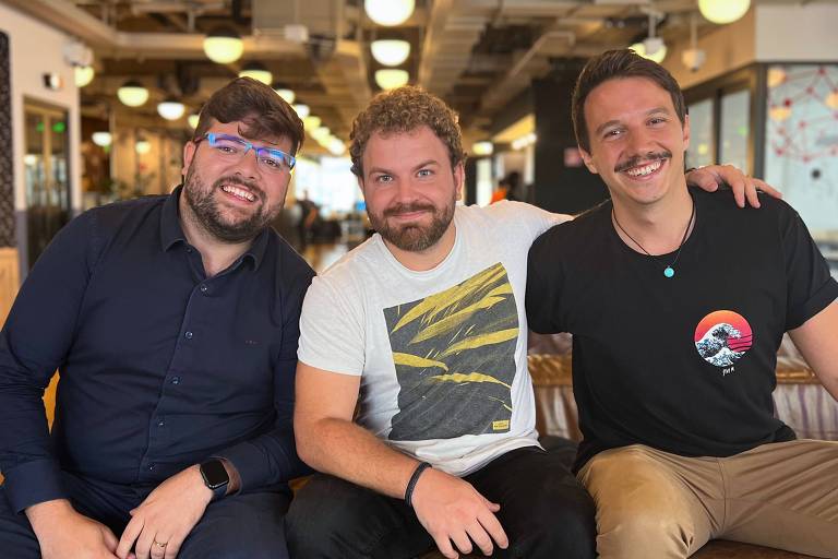 Os empreendedores sociais Tadeu Silva, Raphael Mayer e Mathieu Anduze, cofundadores da Simbi