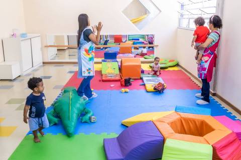 Crianças na sala de recreação do CEI Monsenhor Jonas Abib, no Butantã, inaugurado em dezembro de 2023