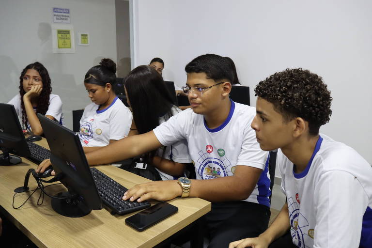Alunos de escolas públicas participam de formação em tecnologia do projeto Passaporte Digital, em Lagoa do Itaenga (PE)