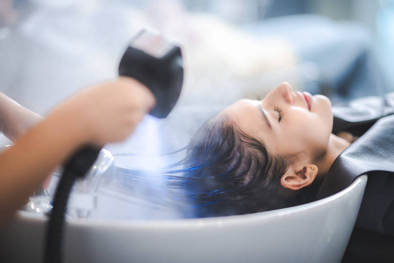 Head spa, técnica que une tratamento capilar e massagens, também promete aliviar estresse