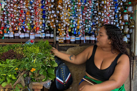 Fabiana, 26, herdou da mãe a barraca de poções no mercado, que antes pertenceu também à vó