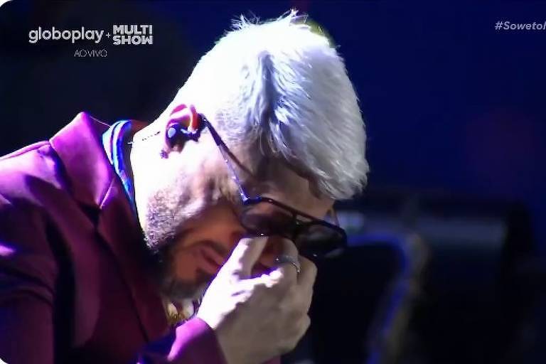 Belo chora em show e desabafa após separação: 'Momento complicado'