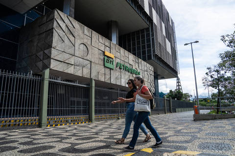 (240302) -- RIO DE JANEIRO, March 2, 2024 (Xinhua) -- Pedestrians walk past the headquarters of oil company Petrobras in Rio de Janeiro, Brazil, on March 1, 2024. Brazil's gross domestic product (GDP) grew by 2.9 percent in 2023, according to data released by Brazilian Institute of Geography and Statistics (IBGE) on Friday morning. (Xinhua/Wang Tiancong)