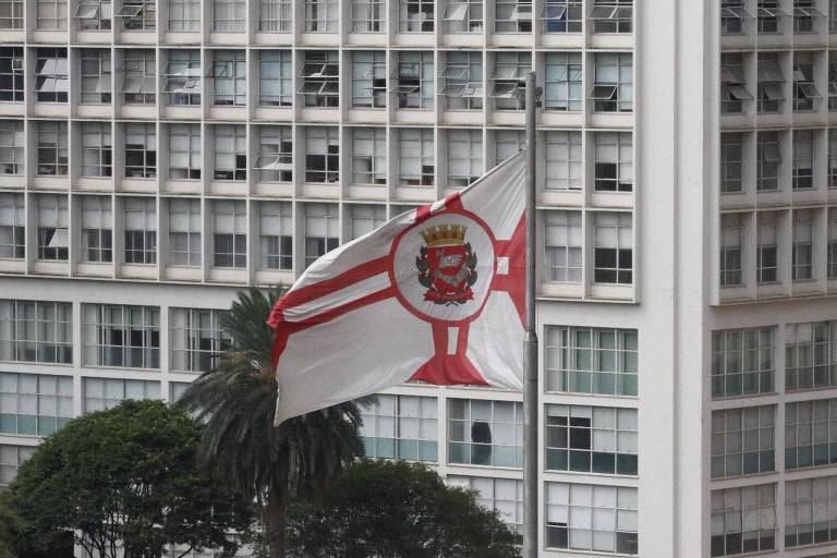 Bandeira da cidade de São Paulo, que venceu concurso internacional 