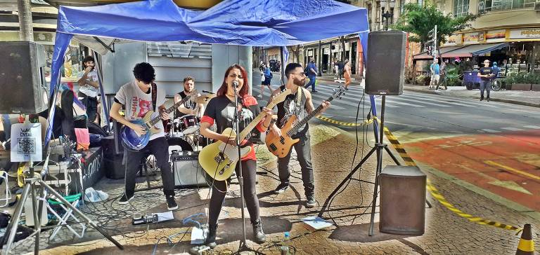 Sons de S.Paulo: Banda de rock toca em uma das calçadas da avenida São João