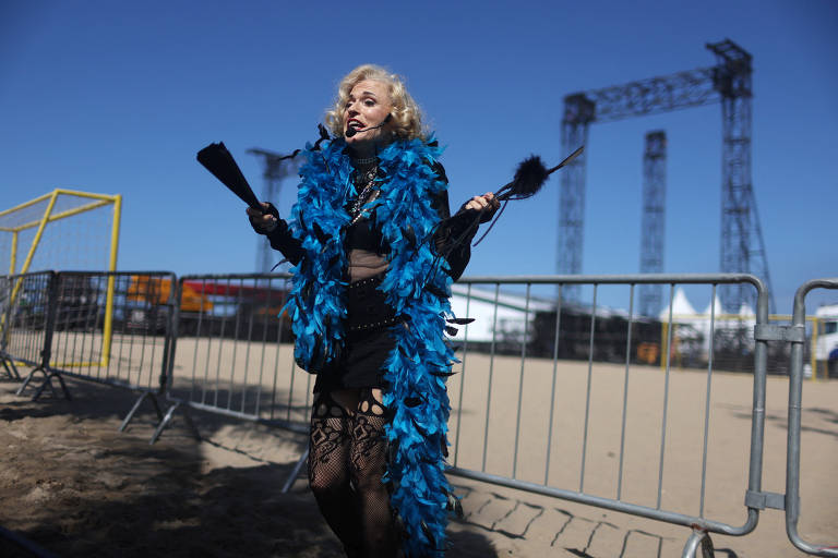 Sósia de Madonna diverte fãs em frente ao palco da cantora, na praia de Copacabana, no Rio de Janeiro, que começa a ser montado