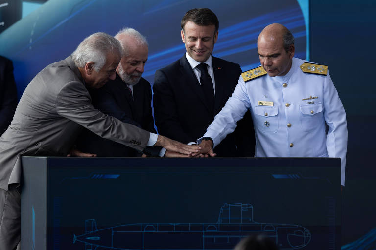 O presidente Lula e o presidente da França, Emmanuel Macron, em cerimônia de lançamento do submarino S42 Tonelero no Complexo Naval de Itaguaí, no Rio de Janeiro