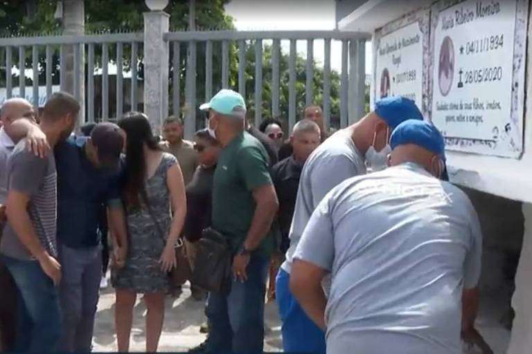 Corpo de idoso atestado morto em banco é sepultado no Rio de Janeiro