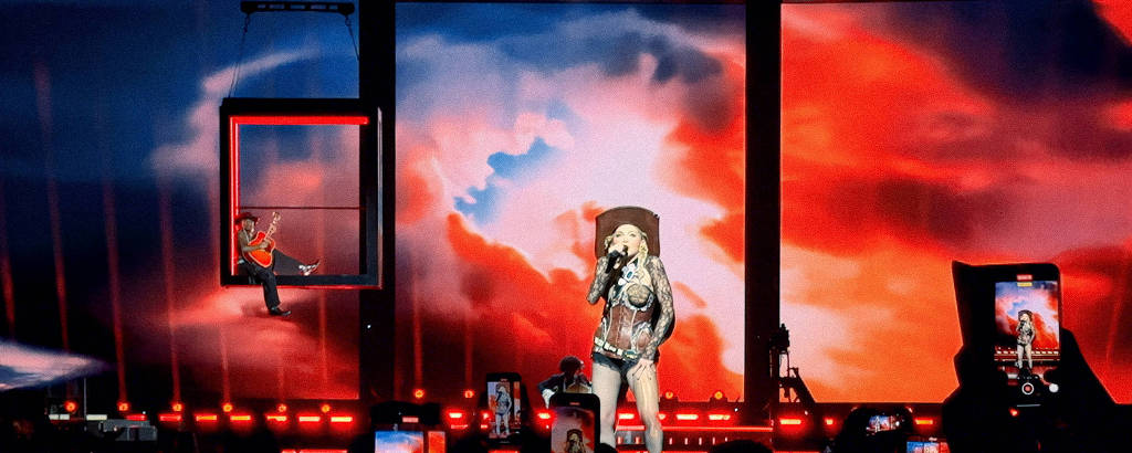 Vídeo de nuvens criadas por inteligência artificial são exibidos no telão enquanto Madonna canta 