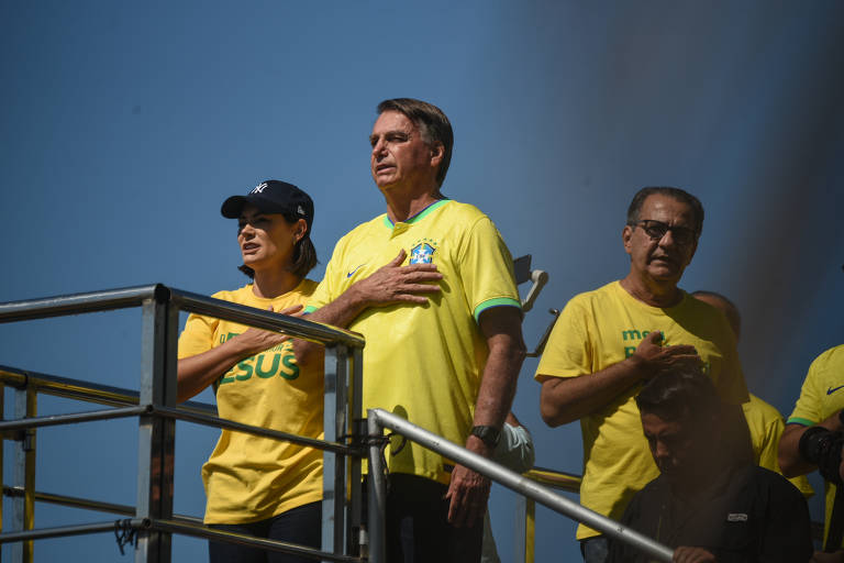 O ex-presidente Jair Bolsonaro (PL) e sua esposa, a ex-primeira-dama Michele Bolsonaro (PL), cantam o hino nacional ao lado do pastor Silas Malafaia, organizador do ato deste domingo (21), em Copacabana, no Rio
