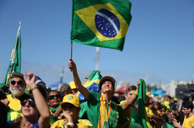 Manifestação com apoiadores do ex-presidente Jair Bolsonaro na praia de Copabana, no Rio de Janeiro 