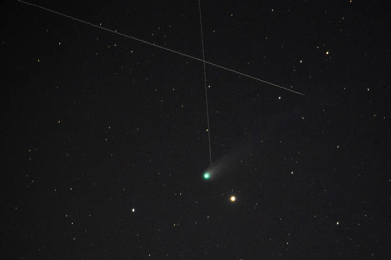 O cometa 12P/Pons-Brooks, conhecido como 'cometa do Diabo', observado de Tezeri, na Georgia, em 31 de março de 2024