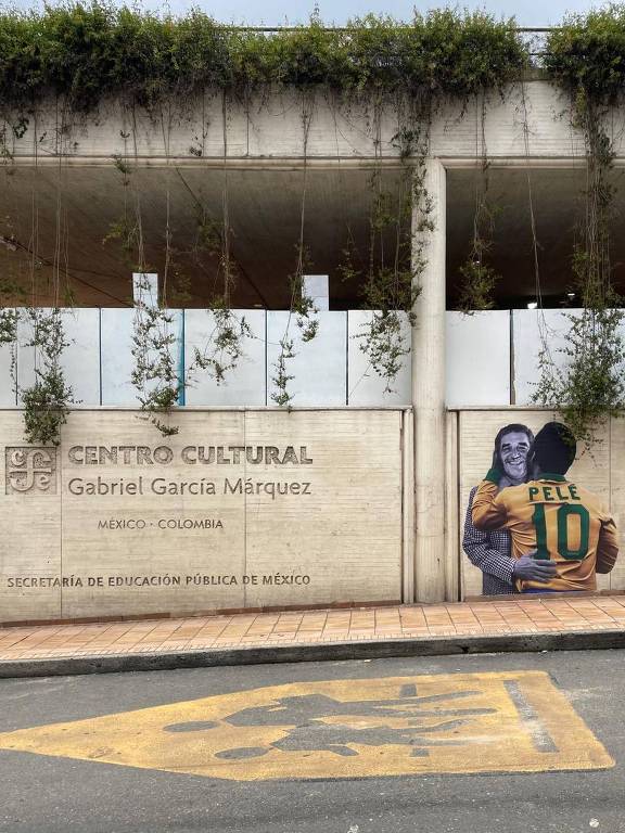 Veja os locais em Bogotá que já receberam obra da série 'Pelé Beijoqueiro' com Gabo