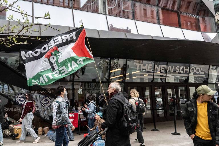 Ato em solidariedade aos estudantes da Universidade Columbia; manifestantes se concentram em frente à New School, em Nova York; manifestantes seguram bandeiras da Palestina