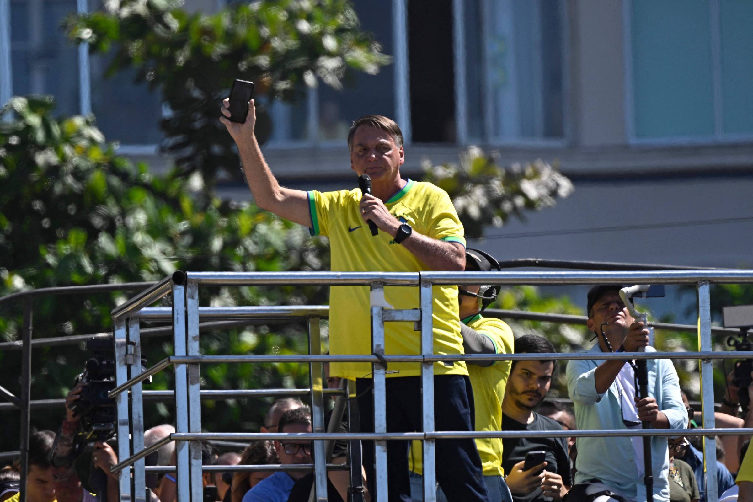 Bolsonaro volta a Copacabana, tenta focar anistia e deixa protestos contra Lula em 2º plano