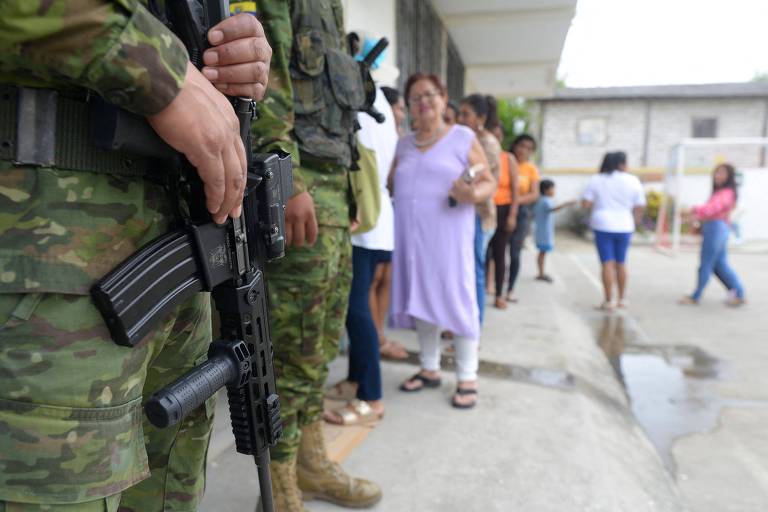 Militares monitoram votação em seção eleitoral na cidade de Olon, no Equador