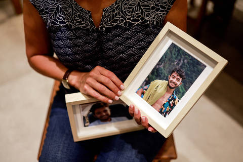 FILE PHOTO: Rachel Goldberg, U.S.-Israeli mother of Hersh Goldberg Polin, which was taken hostage by Hamas militants into the Gaza Strip while attending a music festival in south Israel, holds photos of her son in their home, in Jerusalem October 17, 2023 REUTERS/Ammar Awad/File Photo ORG XMIT: FW1