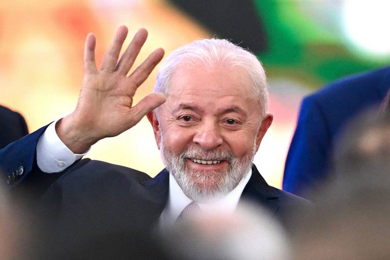Presidente Lula acenando alegre