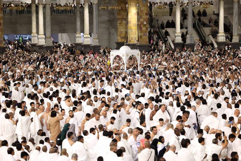 Muçulmanos rezam em Meca, na Arábia Saudita