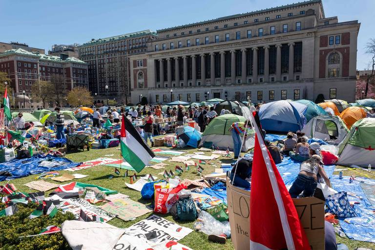 Manifestantes pró-Palestina acampados no campus da Universidade Columbia, em Nova York
