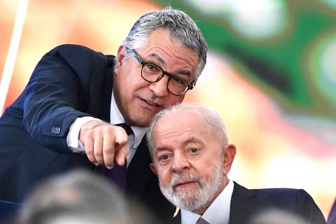 Brazilian President Luiz Inacio Lula da Silva (R) and his Minister of Institutional Relations Alexandre Padilha talk during the launch of the new PROCRED 360 program to support entrepreneurship at the Planalto Palace in Brasilia on April 22, 2024. (Photo by EVARISTO SA / AFP)
