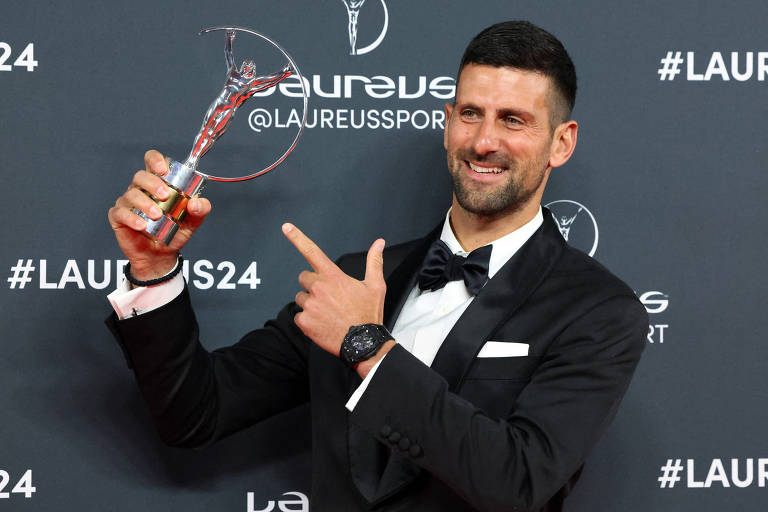 Novak Djokovic segura estatueta do prêmio Laureus de esportista do ano de 2023