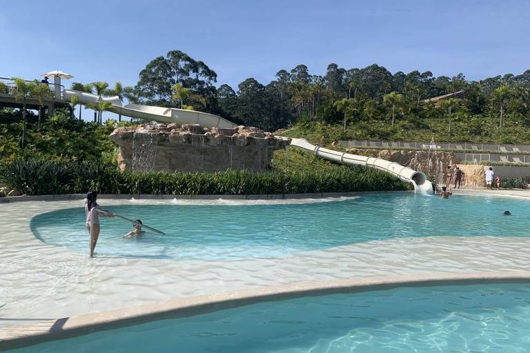 Uma das piscinas do hotel de lazer Villa Rossa, em São Roque, no interior de São Paulo