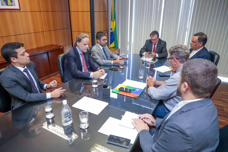 O ministro do Trabalho, Luiz Marinho (ao centro), com representantes do iFood (à esq.)