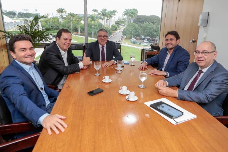 O ministro Alexandre Padilha em reunião com líderes do União Brasil