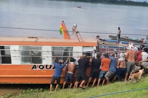 Barco é 'sequestrado' por bolivianos e gera tensão na fronteira em Rondônia
( Foto: Reprodução/ UOL ) DIREITOS RESERVADOS. NÃO PUBLICAR SEM AUTORIZAÇÃO DO DETENTOR DOS DIREITOS AUTORAIS E DE IMAGEM
