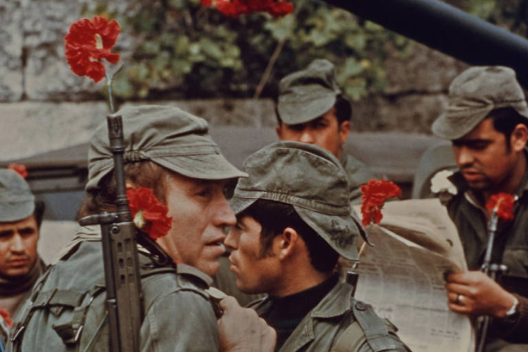 Soldados com cravos em Lisboa, em abril de 1974 