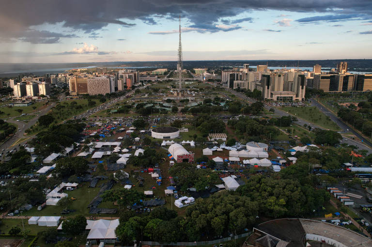 Visão aérea feita com drone do Acampamento Terra Livre 2024, a maior mobilização dos povos indígenas do país, que teve início nesta segunda-feira (22) e segue até sexta-feira (26) em Brasília