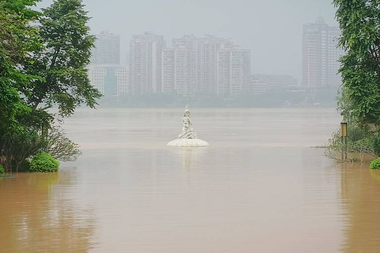 Parque chinês fica inundado após fortes chuvas em Qingyaun, na província de Guangdong, ao sul do país