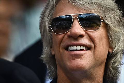 US singer of the rock band Bonjovi Jon Bon Jovi attends the men's singles tennis match between Spain's Carlos Alcaraz and France's Alexandre Muller on the fifth day of the 2023 Wimbledon Championships at The All England Tennis Club in Wimbledon, southwest London, on July 7, 2023. (Photo by SEBASTIEN BOZON / AFP) / RESTRICTED TO EDITORIAL USE