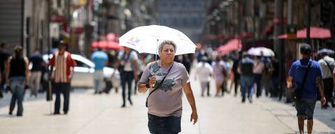 (240417) -- CIUDAD DE MEXICO, 17 abril, 2024 (Xinhua) -- Imagen del 16 de abril de 2024 de una mujer protegiéndose del sol con una sombrilla, en la Ciudad de México, México. (Xinhua/Francisco Cañedo) (jg) (da) (vf)